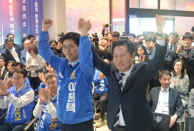 ▲ 정청래(오른쪽) 더불어민주당 대표와 이원택 민주당 전북특별자치도지사 후보가 지난 1일 전북 전주시 이 후보 선거사무소 개소식에서 손을 맞잡고 기념 촬영을 하는 모습. ⓒ뉴시스