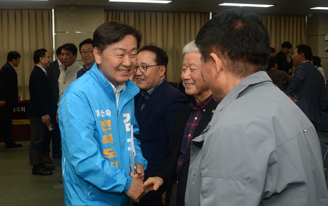 ▲ 김관영(무소속, 왼쪽) 전북특별자치도지사 예비후보가 지난 12일 전북 전주시 전북특별자치도체육회관에서 열린 '2026 전북체육 정책간담회'에 참석해 관계자들과 인사를 나누는 모습. ⓒ뉴시스
