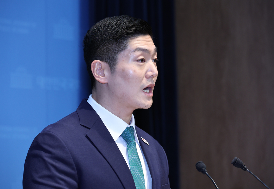 ▲ 김재섭 국민의힘 의원이 13일 국회 소통관에서 정원오 더불어민주당 서울시장 후보가 과거 경찰과 민간인 폭행으로 유죄 판결을 받은 사건과 관련해 기자회견을 하고 있다. ⓒ뉴시스