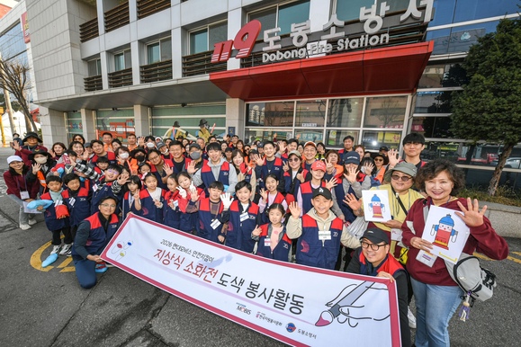 ▲ ﻿현대모비스 임직원과 가족들이 서울시 도봉구 일대 지상식 소화전 도색 봉사활동을 하고 있는 모습. ⓒ현대모비스