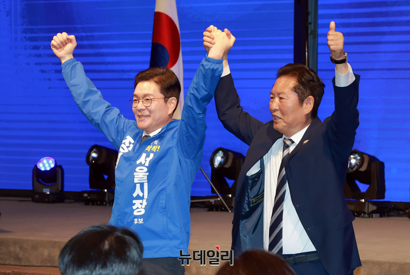 ▲ 정청래 더불어민주당 대표와 정원오 서울시장 후보가 지난 11일 서울 영등포구 여의도 중소기업중앙회 KBIZ홀에서 열린 서울 공천자대회에서 손을 들어 인사를 하고 있다. ⓒ이종현 기자