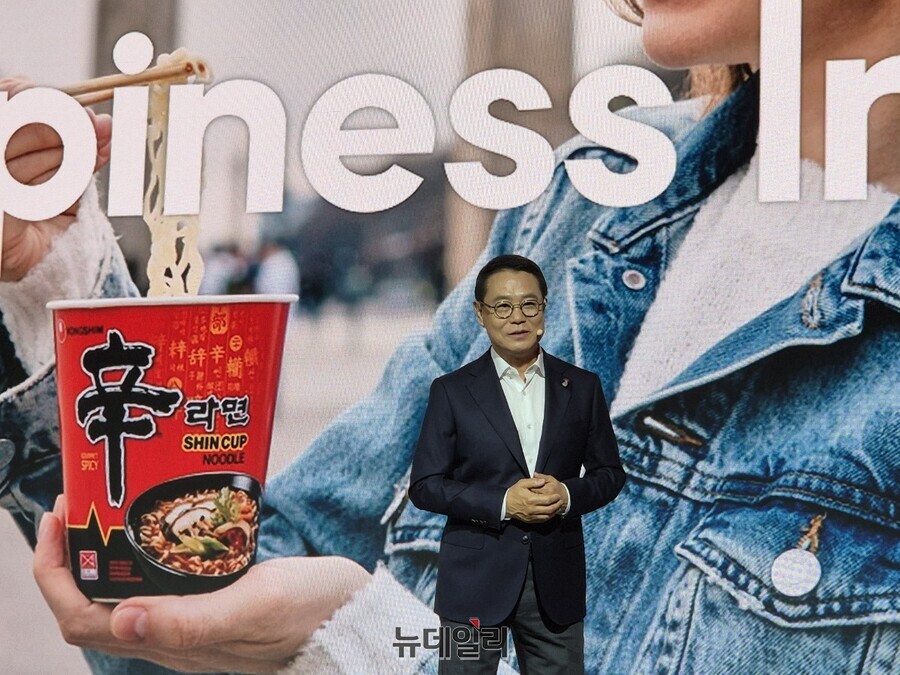 ▲ 조용철 농심 대표이사가 신라면 40주년 간담회에서 향후 전략에 대해 발표하고 있다.ⓒ조현우 기자