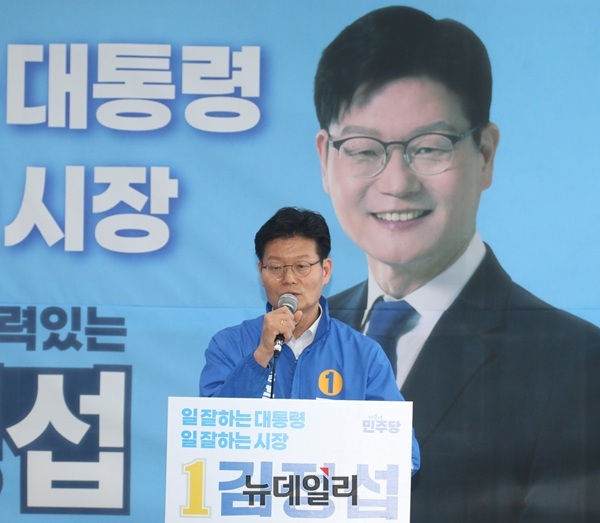 ▲ 더불어민주당 김정섭 공주시장 예비후보가 13일 선거사무실에서 기자회견을 열고 지역경제 활성화를 위한 공약을 발표하고 있다.ⓒ이길표 기자