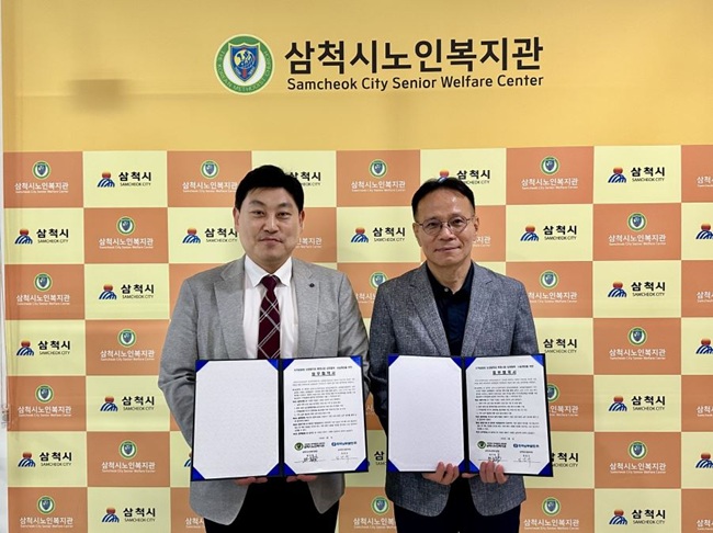▲ 삼척시노인복지관과 한국남부발전 삼척빛드림본부가 지난 12일 지역공동체 상생발전과 노인복지 증진, 시설개방 협력을 위한 업무협약을 체결했다. 양 기관은 삼척 지역 시니어 대상 복지증진 프로그램의 기획 및 운영을 함께 추진하고, 삼척빛드림본부 보유시설인 원덕한마음스포츠센터의 개방 확대와 활용 지원에도 협력해 나갈 예정이다. ⓒ한국남부발전 삼척빛드림본부