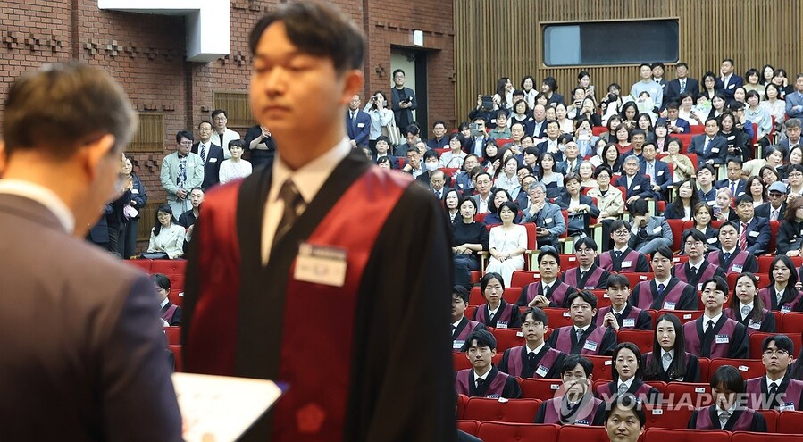 ▲ 지난 7일 정부과천청사 법무부에서 열린 신임 검사 임관식에서 신임 검사들이 정성호 법무장관으로부터 임명장을 받고 있다. ⓒ연합뉴스