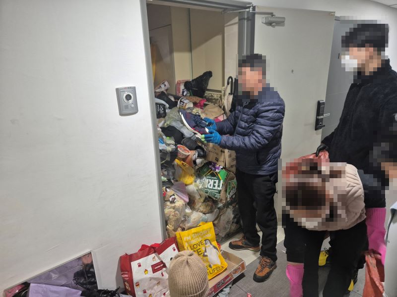 ▲ 천안시가 봉사자들과 함께 서북구 부성2동 40대 여성 가구를 방문해 생활 폐기물을 수거하고 방역 작업을 펼치고 있다.ⓒ천안시