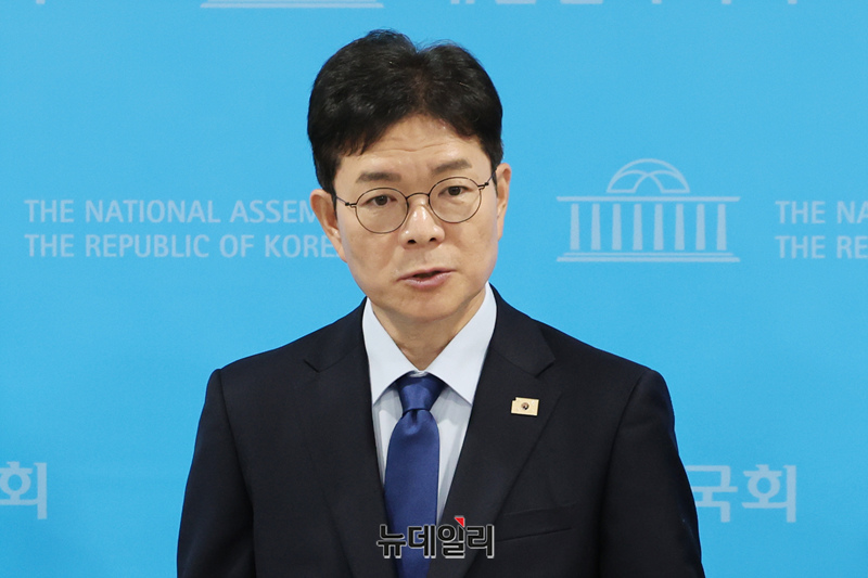 ▲ 정원오 더불어민주당 서울시장 후보가 지난 7일 국회 소통관에서 교통공약 발표 기자회견을 마치고 기자들의 질문에 답하는 모습. ⓒ이종현 기자