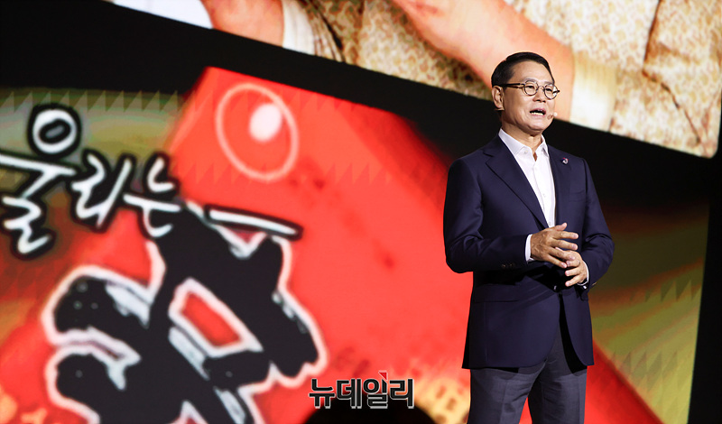 ▲ 조용철 농심 대표이사가 40년간 신라면이 걸어온 길에 대해 설명하고 있다.ⓒ서성진 기자