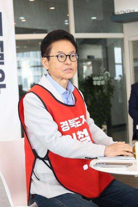 ▲ 이철우 후보는 “글로벌 시대에 국제공항과 항만 등 물류 인프라가 없다는 것은 날개 없이 날겠다는 것과 같다”며 통합신공항과 항만 구축의 당위성을 재차 강조했다.ⓒ대경인터넷기자협