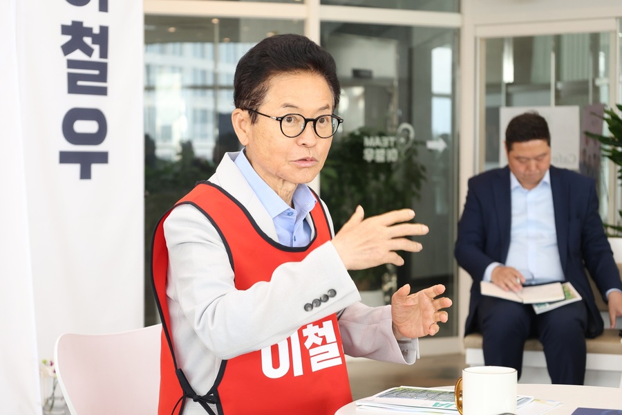 ▲ 3선 지사로서 피로감 우려에 대해 이 후보는 “오히려 죽다 살아난 심정으로 매일 아침 새사람이 되어 눈을 뜬다”며 “후손들에게 부끄럽지 않은 지역을 물려주기 위해 필요하다면 중앙정부와도 당당하게 맞서는 과감한 행보를 이어가겠다”고 말했다.ⓒ대경인터넷기자협