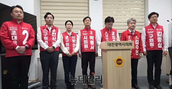 ▲ 13일 최충규 후보가 대전시의회 기자실 기자회견에서 “민주당 경선 과정의 부정·불법 의혹은 대덕구의 명예를 훼손한 중대한 사안이다”며 “관련자 엄중 징계와 대국민 석고대죄 수준의 사과가 필요하다”고 말했다.
ⓒ김경태기자