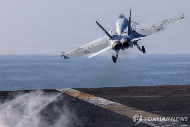▲ 지난 2월 미국의 대(對)이란 공습 당시 항공모함에서 발진하는 'F/A-18E' 슈퍼호넷 전투기. 출처=APⓒ연합뉴스