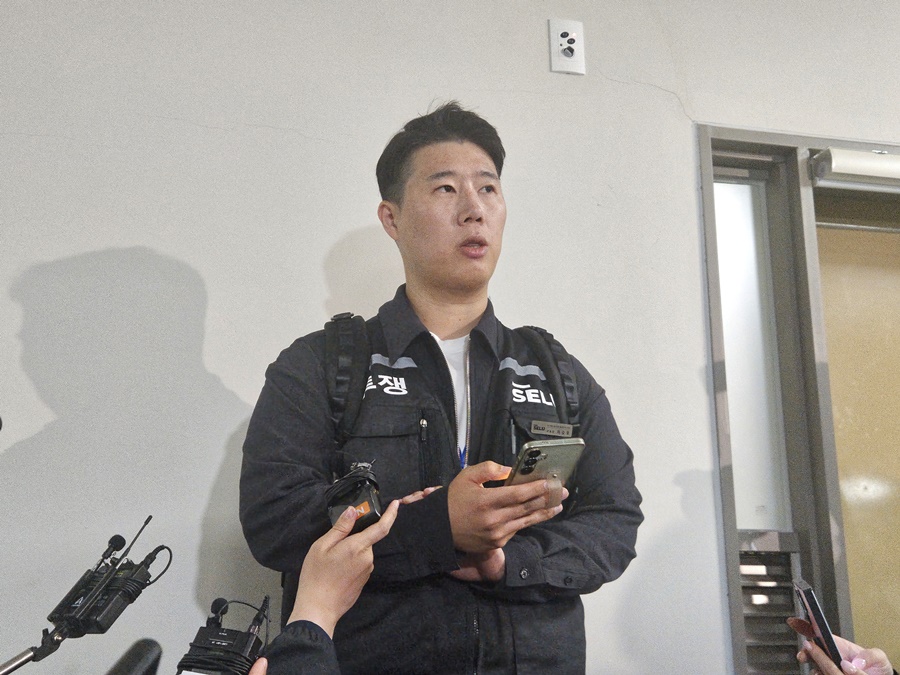 ▲ 최승호 초기업노동조합 삼성전자지부 위원장이 13일 고용노동부 중앙노동위원회 사후조정 이후 기자들의 질의를 듣고 있다. ⓒ세종=임준환 기자