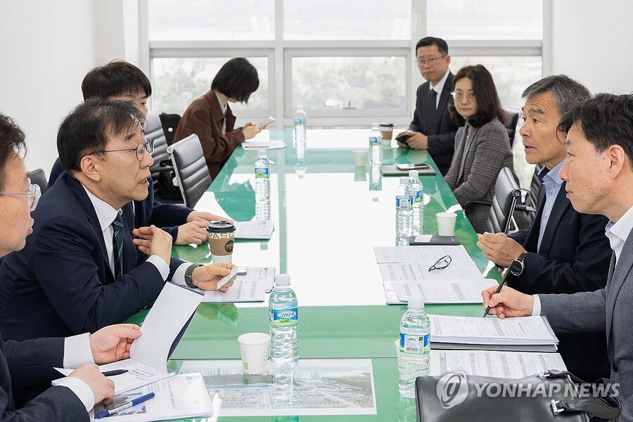 ▲ 김윤덕 국토교통부 장관이 9일 경부고속도로 기흥 휴게소를 방문, 휴게소 개혁 방안을 논의하고 있다. ⓒ연합뉴스