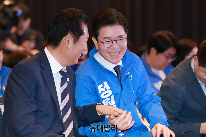 ▲ 정청래 더불어민주당 대표와 정원오 서울시장 후보가 지난 11일 서울 영등포구 여의도 중소기업중앙회 KBIZ홀에서 열린 서울 공천자대회에서 대화를 나누는 모습. ⓒ이종현 기자