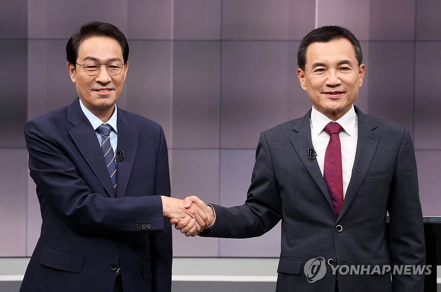 ▲ 지난 11일 강원 춘천시 G1방송에서 열린 '강원특별자치도지사 후보 초청 TV 토론회'에 참석한 더불어민주당 우상호 후보(왼쪽)와 국민의힘 김진태 후보가 포즈를 취하고 있다. ⓒ연합뉴스