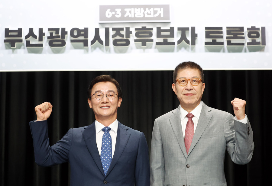 ▲ 6·3 전국동시지방선거 부산시장 후보자 토론회가 열린 지난 12일 부산 동구 부산MBC에서 전재수(왼쪽) 더불어민주당 후보와 박형준 국민의힘 후보가 본격적인 토론에 앞서 파이팅을 외치고 있다. ⓒ뉴시스