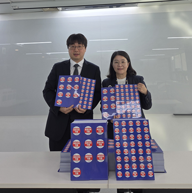 ▲ 건강보험심사평가원 강원본부가 강릉시약사회와 협업해 '졸음 유발 의약품 주의 스티커' 4만 장을 관내 약국에 배포하고 현장 복약지도를 강화하는 사업을 전개했다. ⓒ건강보험심사평가원