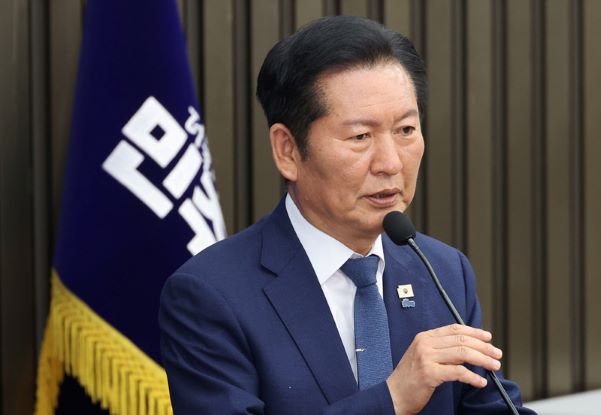 ▲ 더불어민주당 정청래대표가 울릉도를 전격 방문해 6·3지방선거에 출마한 정성환 울릉군수 예비후보와 홍영표 울릉군의원 예비후보 지원 유세에 나선다.