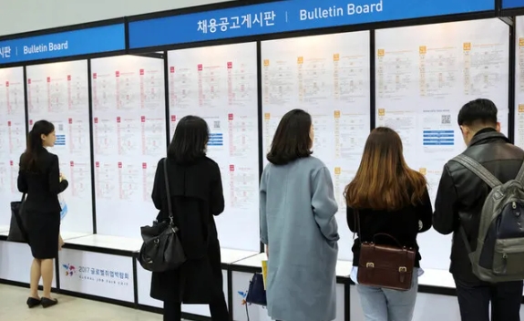 ▲ 13일 국가데이터처 충청지방데이터청이 발표한 '2026년 4월 충청지역 고용동향'에 따르면 지난달 충북 지역 고용률이 66.9%로 전년 동월 대비 1%p 하락했다. ⓒ연합