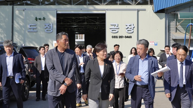 ▲ 송미령 농림축산식품부 장관이 13일 춘천시 사북면 '솔바우 RE100 에너지자립마을'을 방문해 춘천형 농촌 재생에너지 모델 현장을 둘러봤다. ⓒ춘천시