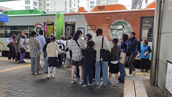 ▲ 대전시교육청, 관내 초·중학생 및 가족 280명 대상 가족 기차여행 프로그램 ‘해피트레인’운영 모습.ⓒ대전시교육청