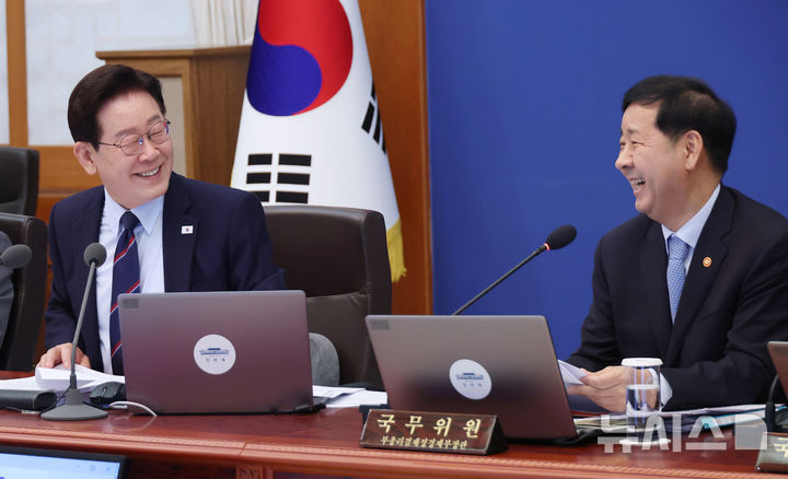 ▲ 이재명 대통령이 12일 청와대에서 열린 국무회의 겸 제8차 비상경제점검회의에서 발언하고 있다. 오른쪽은 구윤철 부총리 겸 재정경제부 장관. ⓒ뉴시스