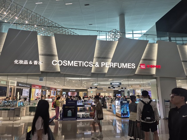 ▲ 인천공항 제2터미널 면세구역 롯데면세점 매장 전경 ⓒ김보라 기자