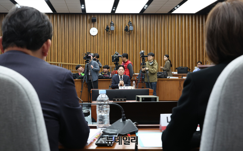 ▲ 쌍방울 대북송금 사건 수사를 담당했던 박상용 인천지방검찰청 부부장검사가 지난 7일 오전 국회에서 열린 '이재명 죄지우기 국정조사 특위 국민의힘 위원단 주최 민주당의 공소취소 재판조작 진상규명 청문회'에서 질문에 답변을 하고 있다. ⓒ이종현 기자