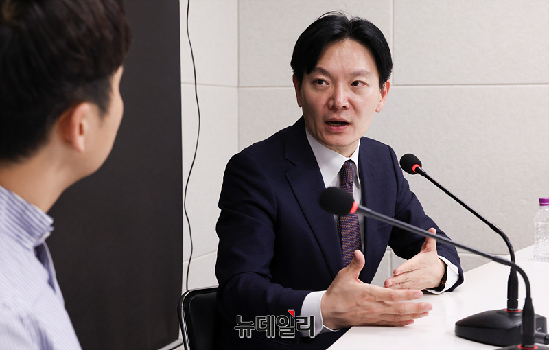 ▲ 쌍방울 대북송금 사건 수사 과정에서의 규정 위반을 이유로 징계가 청구된 박상용 인천지검 부부장검사가 지난 13일 오후 뉴데일리와 인터뷰를 하고 있다. ⓒ서성진 기자