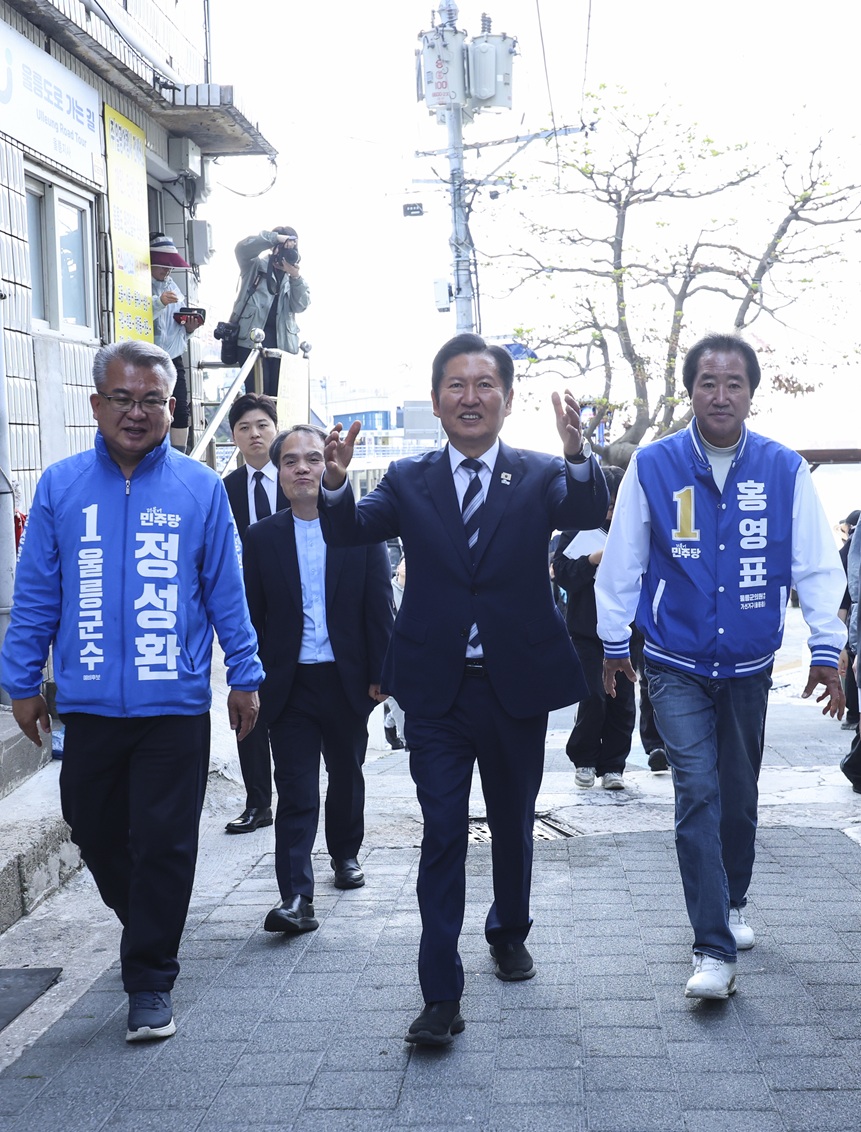 ▲ 정청래 더불어민주당 대표 겸 중앙선거대책위원회 총괄 상임 위원장이 14일 오전 경북 울릉군 도농항을 찾아 둘러보고 있다. ⓒ뉴시스