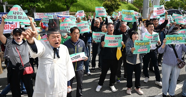 ▲ 지난 12일 전남 강진군 제2실내체육관에서 국민주권사수 광주전남 민주시민연대와 정청래 사당화 저지 전북범도민대책위 등 호남 지역 시민 단체 소속 시민단체가 '정청래 공천 폭거 규탄 호남대회'를 열고 구호를 외치는 모습. ⓒ뉴시스