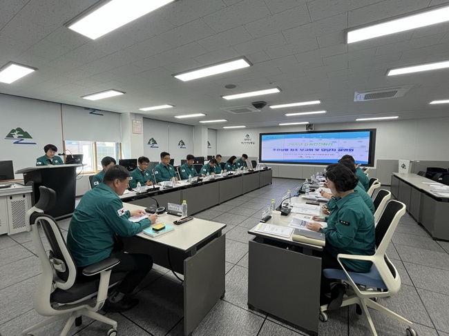 ▲ 태백시가 지난 8일 태백시청 별관 3층 재난상황실에서 김동균 태백시장 권한대행 주재로 '2026년 집중안전점검 추진상황 보고회'를 개최했다. 보고회엔 안전과를 비롯한 16개 부서 관계자 등 총 20명이 참석, 부서별 집중안전점검 대상 시설물 현황과 세부 추진계획, 향후 점검 일정을 공유하고 추진 과정에서의 애로사항 및 협조사항을 논의했다. ⓒ태백시