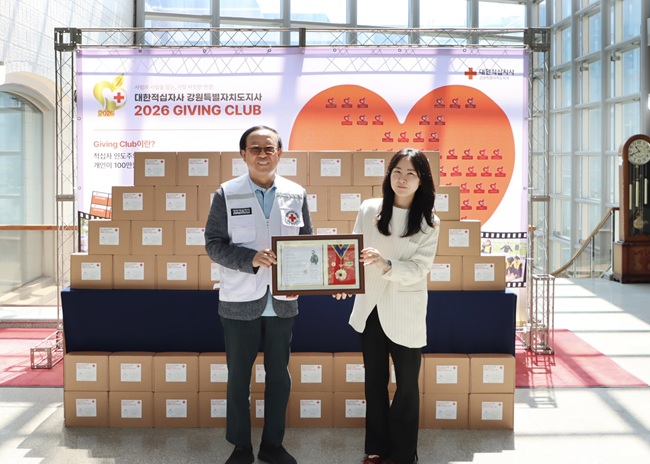 ▲ 명예장 수상과 함께 이날 보훈공단은 식수난을 겪는 라오스의 식수 및 위생 기반 시설 개선을 위해 700만 원을 후원했다. 아울러 강원도 내 적십자 결연 200가구에 응급용품 주머니(620만 원 상당)를 함께 전달했다.
ⓒ한국보훈복지의료공단