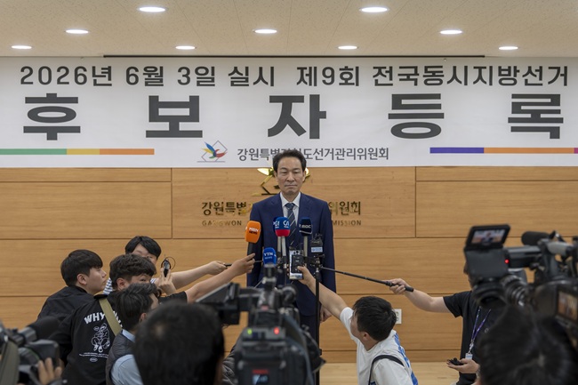 ▲ 우상호 후보가 14일 오전 10시, 강원특별자치도선거관리위원회를 방문해 후보 등록 서류를 제출하고 본격적인 지방선거 체제에 돌입했다. ⓒ우상호 후보 캠프 제공