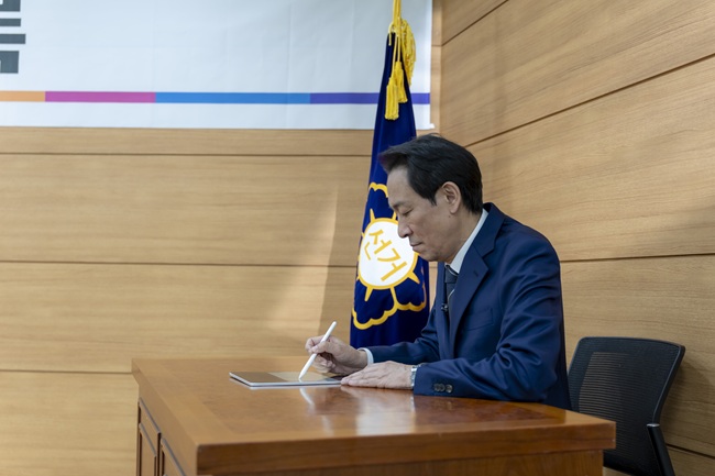 ▲ 우상호 후보는 선관위 3층 대회의실로 이동해 '정책선거 실천 온라인 협약식'을 가졌다. ⓒ우상호 후보 캠프 제공