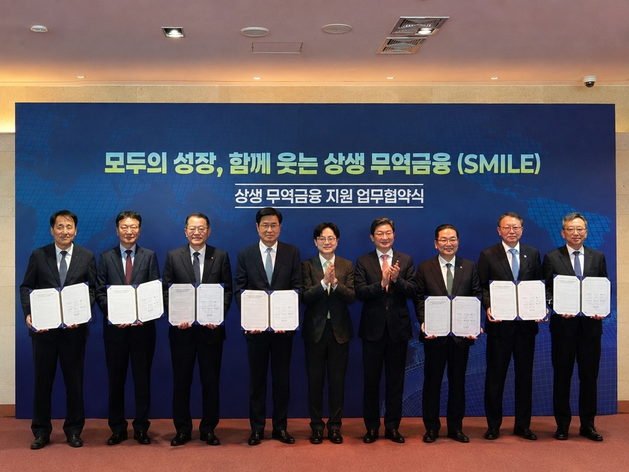 ▲ 왼쪽부터 장영진 무역보험공사장, 최성안 삼성중공업 대표이사, 김희철 한화오션 대표이사, 이상균 HD현대중공업 대표이사, 김정관 산업통상부장관, 이억원 금융위원장, 이호성 하나은행장, 정진완 우리은행장, 정상혁 신한은행장이 협약 체결 후 기념촬영을 하고 있다. ⓒ 우리은행