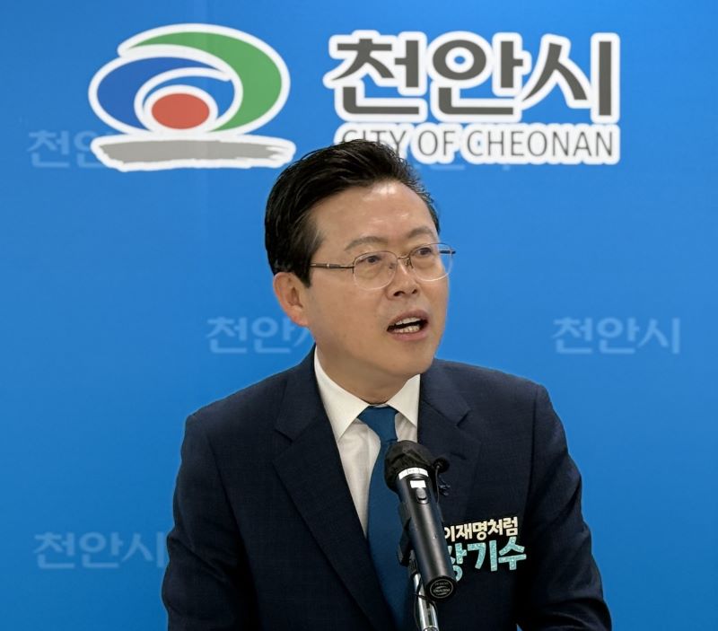 ▲ 더불어민주당 장기수 천안시장 후보가 후보등록 후 첫 일정으로 민생 추경 기자회견을 하고 있다.ⓒ후보캠프제공
