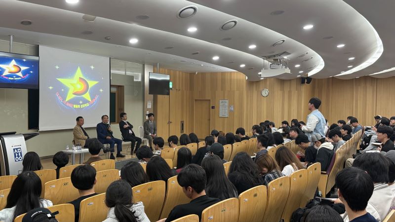 ▲ 상명대의 지역연계형 교양 교과목 ‘천안의 이해’ 성공학을 주제로 한 특별강연이 진행되고 있다.ⓒ상명대