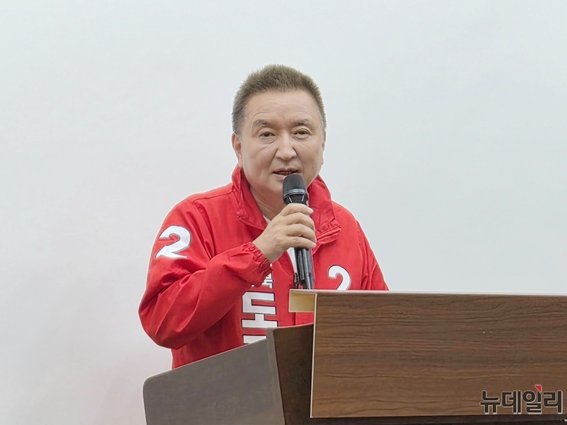 ▲ 김영환 국민의힘 충북지사 후보가 14일 도청 브리핑룸에서 기자회견을 열고 신용한 더불어민주당 충북지사 후보를 향해 무제한 토론을 제안하고 있다. ⓒ표윤지 기자