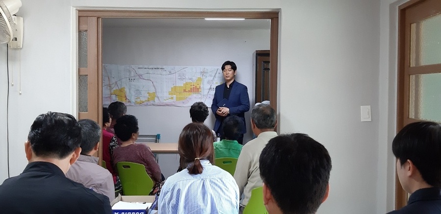 ▲ 한국농어촌공사 나주지사는 지난 13일 다시면 본촌 마을회관에서 지역주민 및 관계자 등이 참석한 가운데 ‘산호지구 배수개선사업 주민설명회’ 개최ⓒ한국농어촌공사 나주지사 제공