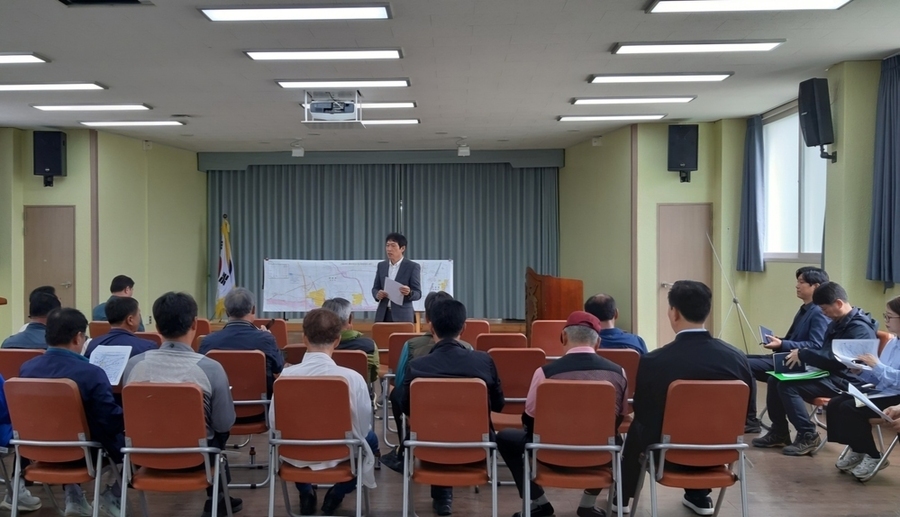 ▲ 한국농어촌공사 나주지사는 지난 13일 문평면 복지회관에서 지역주민 및 관계자 등이 참석한 가운데   ‘산호지구 배수개선사업 주민설명회’ 개최ⓒ한국농어촌공사 나주지사 제공
