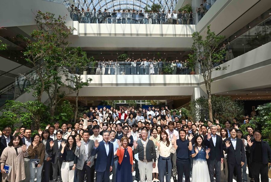 ▲ 현대차그룹 양재사옥에서 열린 로비 스토리 타운홀이 끝난 후 정 회장이 임직원들과 함께 기념 촬영을 하는 모습.ⓒ현대차그룹