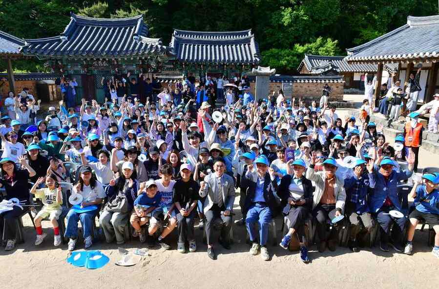 ▲ 장성군은 지난 9일 설민석 강사와 함께한 필암서원 ‘역사토크 사(史)랑방콘서트’ 끝난후 방문객들과 기념촬영을 하고있다.ⓒ장성군 제공