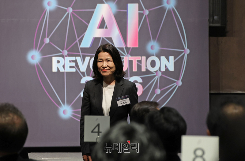 ▲ 이진숙 국민의힘 대구달성군 보궐선거 후보가 지난 12일 서울 중구 더플라자호텔에서 열린 제3회 뉴데일리 퓨처코리아 포럼(AI가 만드는 미래)에서 인사를 하고 있다. ⓒ정상윤 기자