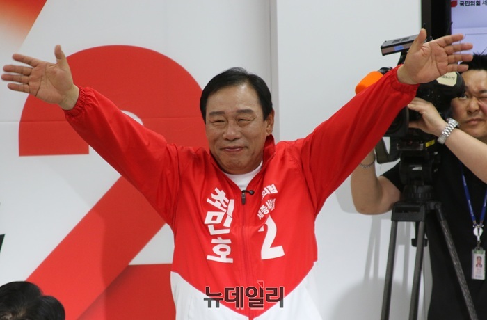 ▲ 국민의힘 최민호 세종시장 후보가 14일 세종시 선거사무소에서 열린 ‘아리아리 선거대책위원회’ 출범식에서 두 팔을 들어 지지자들에게 인사하며 지방선거 승리를 향한 각오를 밝히고 있다.ⓒ이길표 기자