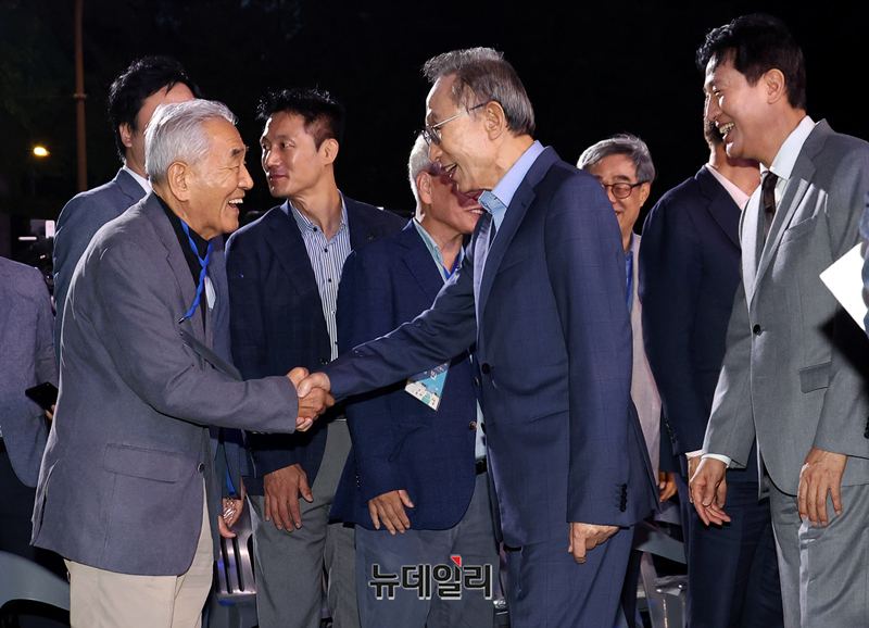 ▲ 이명박 전 대통령(사진 중앙)이 지난해 10월 1일 오후 서울 청계광장에서 열린 청계천복원 20주년 기념식에 입장하며 이재오 민주화운동기념사업회 이사장과 악수를 나누고 있다. ⓒ정상윤 기자