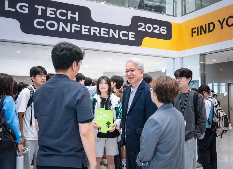 ▲ 권봉석 (주)LG 부회장(가운데)이 14일 LG 테크 콘퍼런스 2026을 찾은 영재·과학고 학생들을 만나 격려하고 있다.ⓒLG