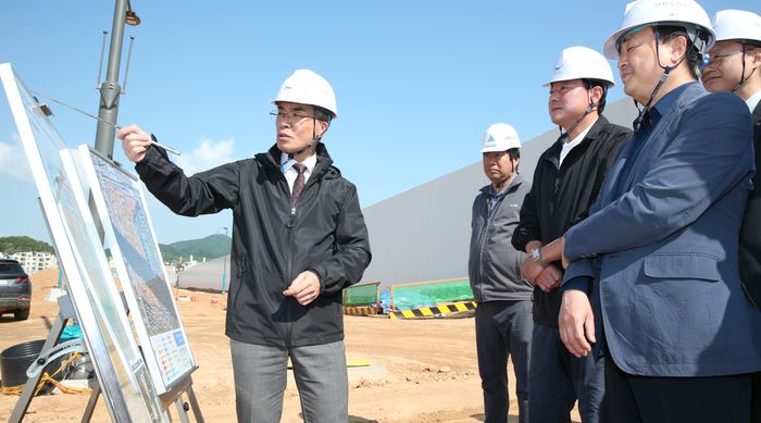 ▲ 류윤기 iH 사장이 검암 플라시아 개발사업 부지에서 ‘2026년 집중안전점검’을 진행하고 있다. ⓒ iH 제공