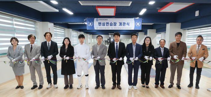 ▲ 인천반도체고 펜싱연습장 개관식에서 참석자들이 사진촬영을 하고 있다.ⓒ 인천시교육청 제공